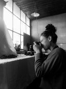 Clara Lombard photographie ses oeuvres dans son atelier. Entreprise d'artisan céramiste.